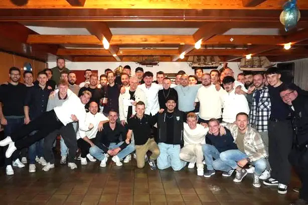 Mannschaftsfoto der FCB-Aktiven bei der Weihnachtsfeier