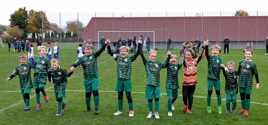 E2-Jugend des FC Burlafingen jubelt